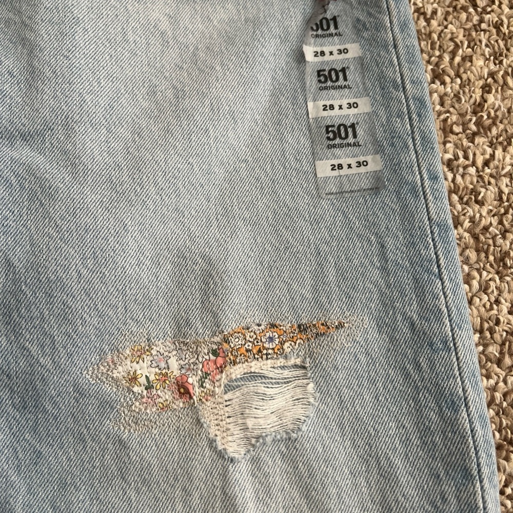 Levi’s 501 Jeans Women’s Light Wash Floral Patchwork 28x30 - Picture 2 of 10